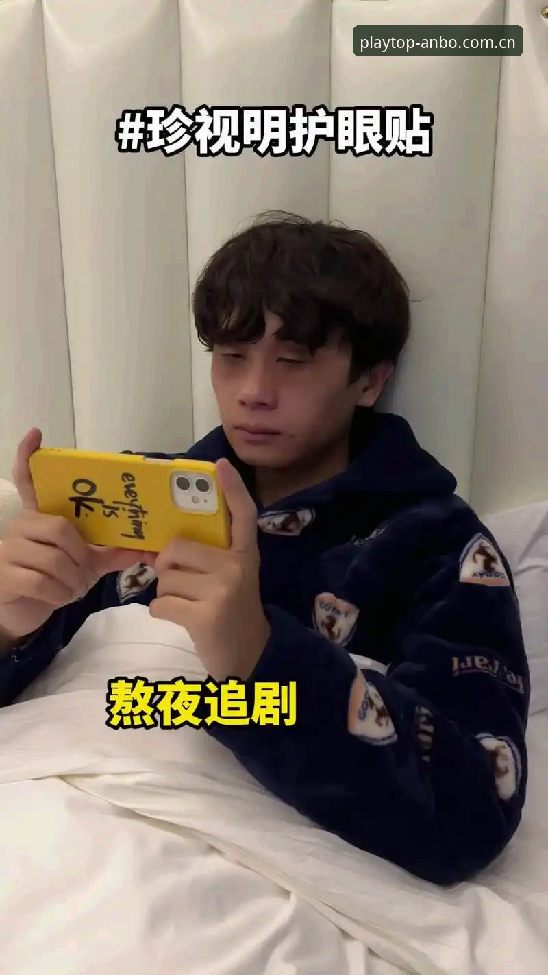 深夜两点，手机屏幕的微光映在吴强脸上。他斜靠在沙发上，手指悬停在半空——**安博体育中国官网CN**的赛事信息流恰好推来一条快讯：RB莱比锡官宣，德米凯利斯接过教鞭。吴强愣了一下，切水果的手指悬着忘了落下。上一秒他还在琢磨下赛季德甲积分榜大概率的格局变动，下一秒，这个阿根廷人的名字就闯了进来。这种时刻，信息来得太快，常常让人来不及消化，也来不及追问那些真正值得探究的问题。